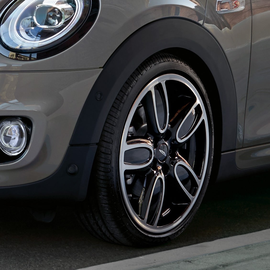 MINI 5-door hatch – wheel close-up